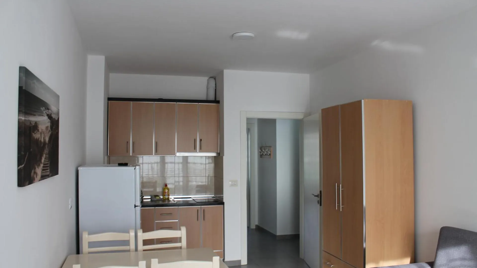 Roxhensi Apartment Shengjin 0*,